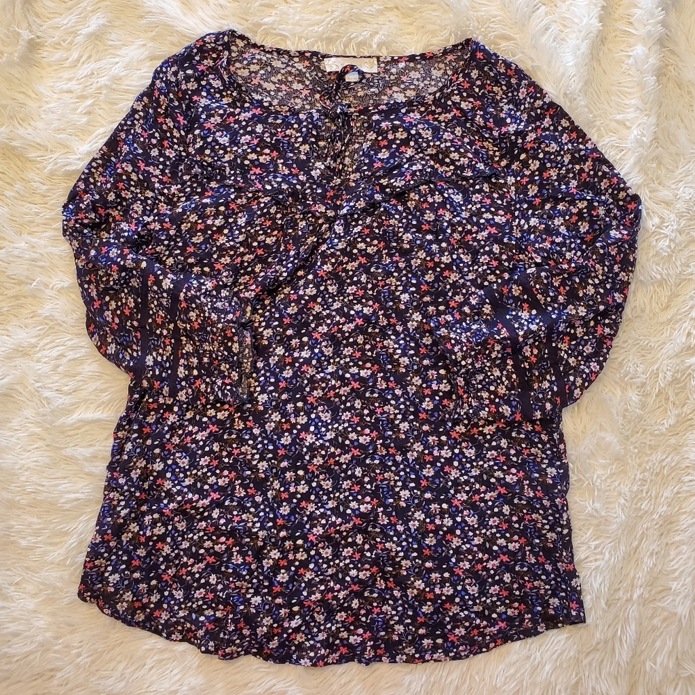 Weekend By Suzanne Betro Navy Floral Top M